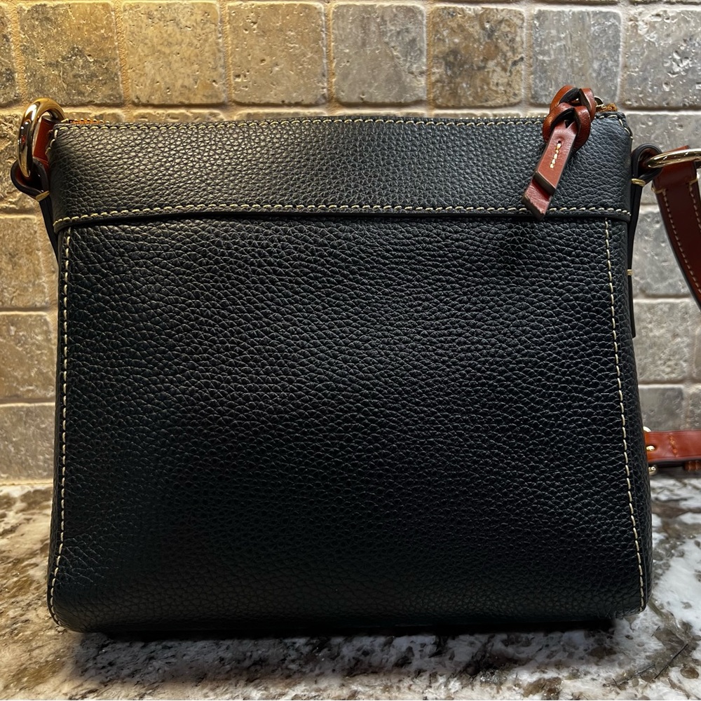 Pebble Crossbody
Outside zip pocket. Inside zip pocket.